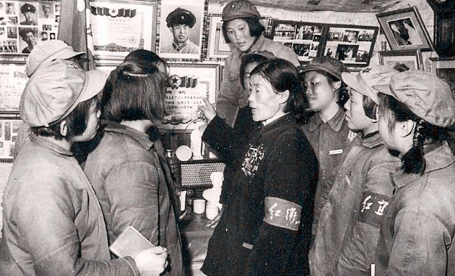 哈尔滨航空工业学校的“女红军长征队”，拜访“毛主席的好战士”刘英俊。此中可见当日女性的着装风气