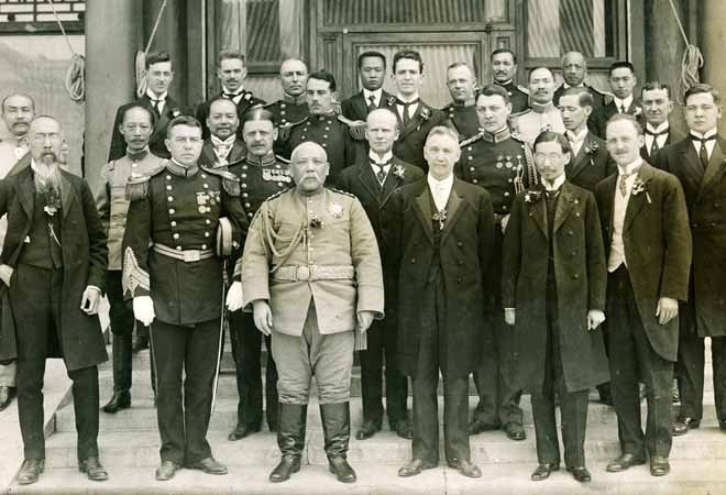 1913年,袁世凯就任正式大总统,和各国使节合影 1913年,袁世凯就任正式大总统,和各国使节合影