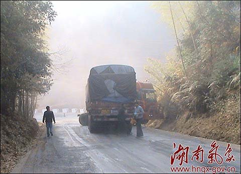 郴州桂东货车撞山