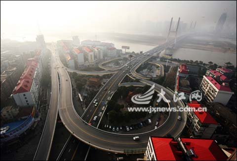 江西大雾多车追尾15人死亡 今北部轻雾再现_国