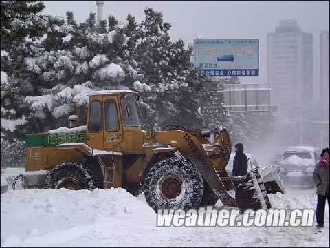 积雪太厚不得不动用铲雪机除雪
