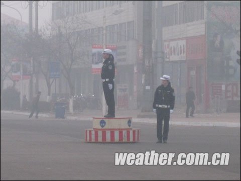 河南漯河迎来今年首场大雾 雨雪降温随后_国内