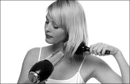 冬天用吹风机<em>吹头发</em>一定要闭眼睛