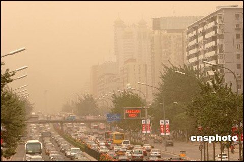 北京遭今年首场沙尘天气 风后空气更显干燥