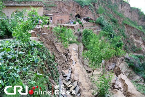 陕西暴雨致8万多人转移 工人宿舍被冲毁2死1伤