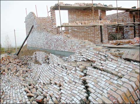 华山12级大风持续10小时 气象设备被吹毁_国