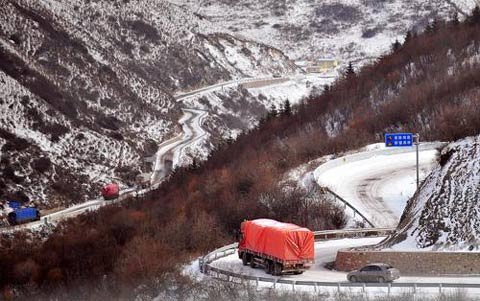 甘肃山区降雪影响交通(组图)