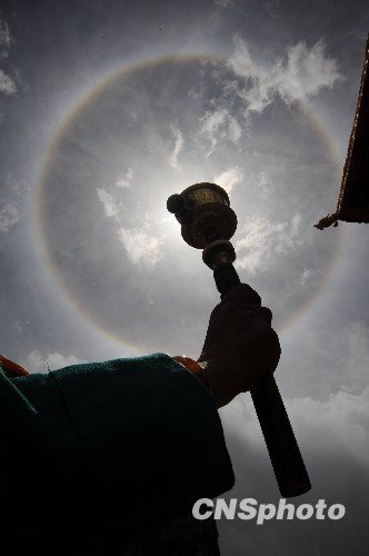 拉萨上空连续出现日晕景观_推荐线路_天气