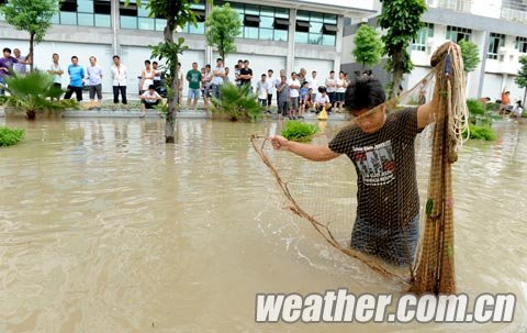 大暴雨席卷广西北海 市民积水路段拉网抓鱼_回