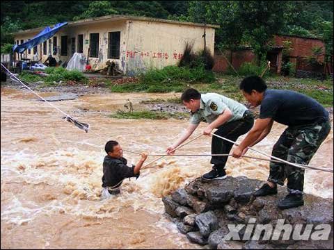 河南多地出现大暴雨+新乡桥梁被洪水冲塌