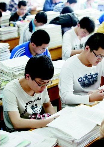山东潍坊:还有一个月高考 校园没见倒计时牌