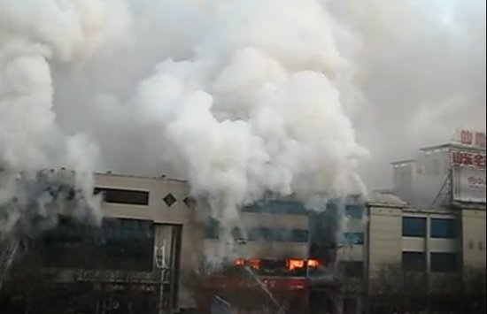 寿光百货大楼大火持续5小时 消防栓一度被冻住