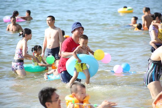金沙国际携手爱育幼童举办夏日滨海亲子同乐活