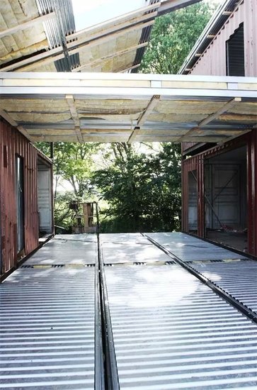 3个集装箱1.5万元 造180平米2层别墅 还超级节