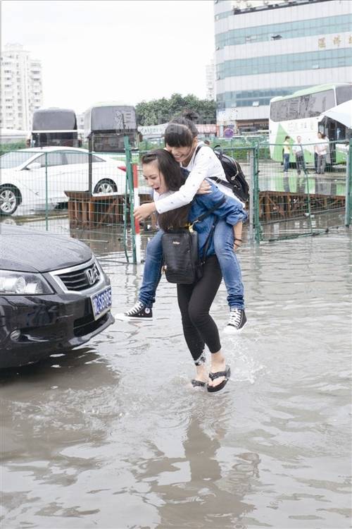 市区多处 路面积水 "女汉子" 背人突围