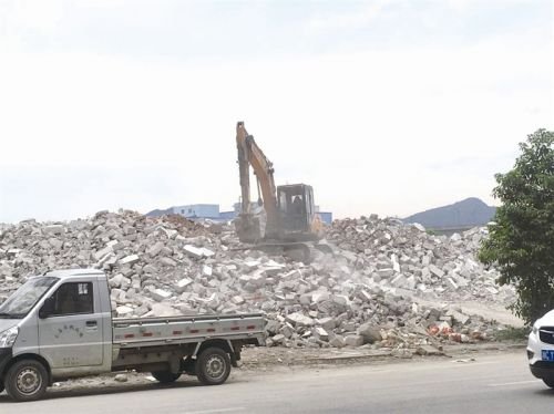 甌北五星景園小區(qū)對面空地成建筑垃圾消納場