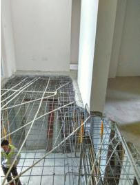 男子买房后客厅地板消失