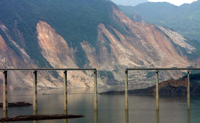 地震十年，一個現場記者如何逃離現場