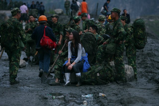 地震十年，一個現場記者如何逃離現場