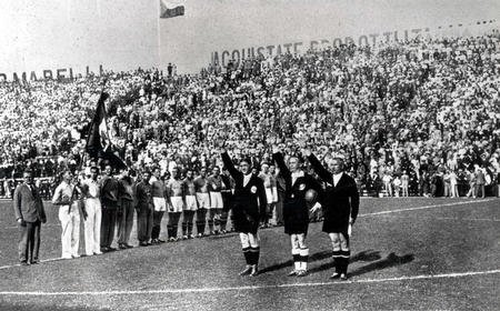 决赛裁判敬纳粹礼 墨索里尼希特勒操控世界杯