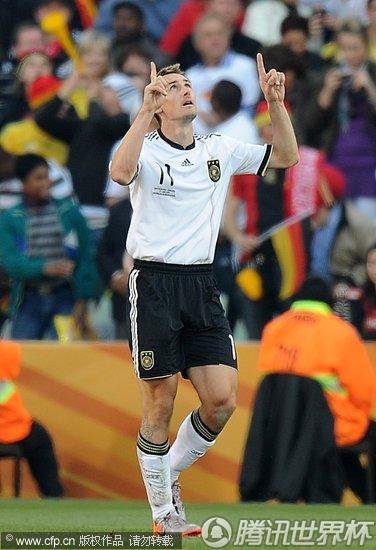 图文:德国VS英格兰 克洛泽双手指天_2010南非世界杯