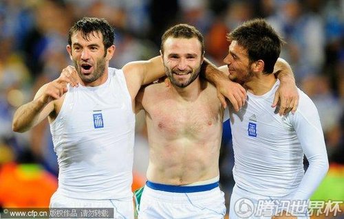 图文:希腊2-1尼日利亚 希腊球员脱衣庆祝_201