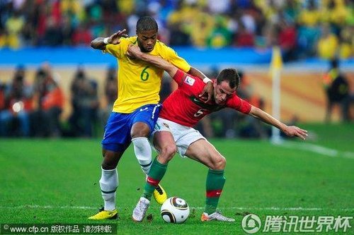 图文:葡萄牙VS巴西 杜达和巴斯托斯拼抢