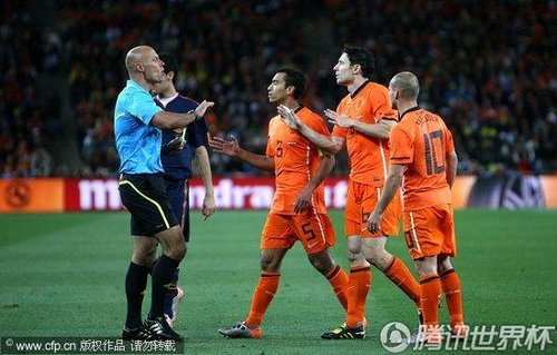 图文:荷兰VS西班牙 裁判不听球员解释_2010南