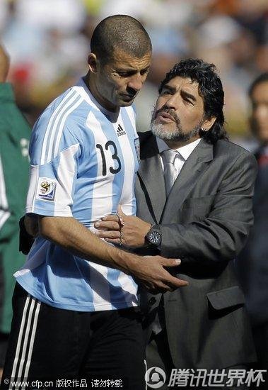 图文:阿根廷VS韩国 萨穆埃尔沮丧离场_2010南非世界杯