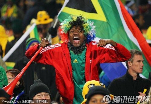 图文:南非VS乌拉圭 疯狂球迷抵达赛场(2)_世界