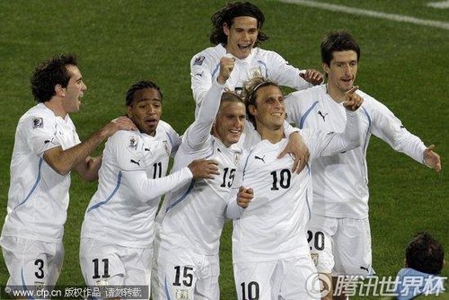 图文:南非0-3乌拉圭 球员庆祝离场_2010南非世界杯