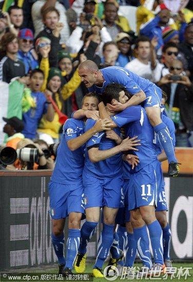 图文:意大利vs新西兰 佩佩激情庆祝进球_2010