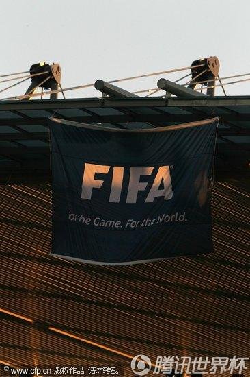 图文:加纳1-1澳大利亚 球场飘扬FIFA会旗_世界