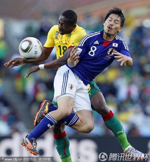 图文:日本VS喀麦隆 恩永挑战松井大辅