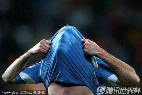 图文:德国3-2乌拉圭 乌拉圭队员拿球衣遮脸_世