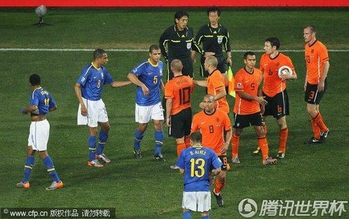 图文:荷兰2-1巴西 梅洛红牌罚下_世界杯图片