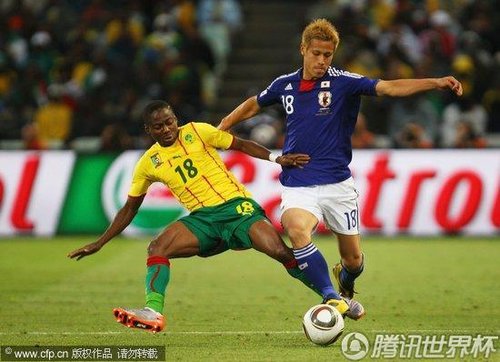 图文:日本VS喀麦隆 两位18号的对决_2010南非