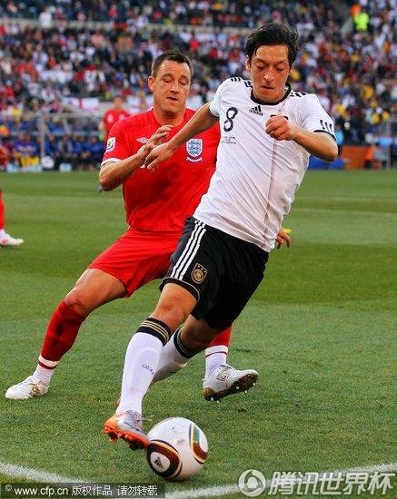 图文:德国4-1英格兰 厄齐尔边路带球_世界杯图