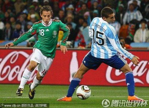 图文:阿根廷VS墨西哥 瓜尔达多人球分过_B组
