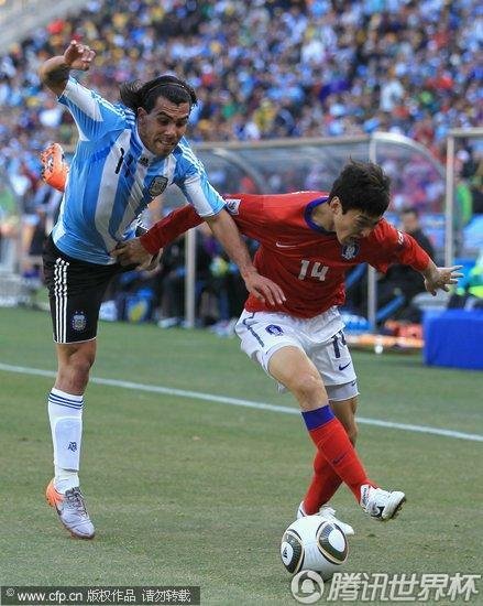 图文:阿根廷vs韩国 特维斯奋力争抢_b组新闻
