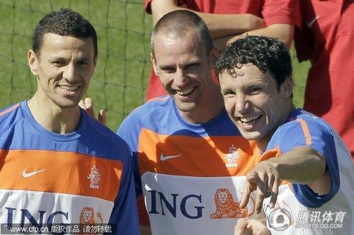 2010世界杯前瞻:荷兰训练备战 斯内德上演扒