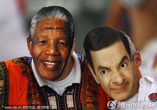 图文:英格兰VS阿尔及利亚 球迷带曼德拉头像_