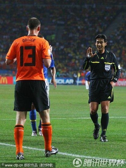 图文:荷兰2-1巴西 奥耶尔吃牌_2010南非世界杯