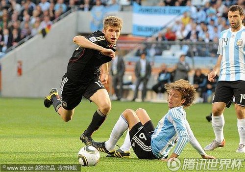 图文:阿根廷VS德国 海因策倒地放铲