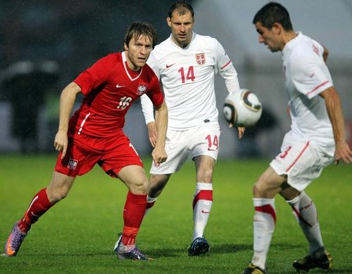 图文:波兰0-0塞尔维亚 球员拿球