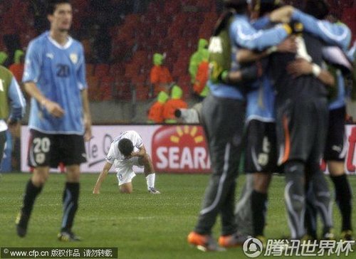 图文:乌拉圭2-1韩国 韩国队员跪地哭泣_世界杯