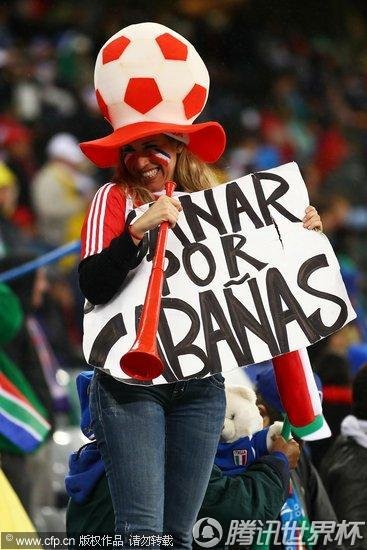 图文:意大利VS巴拉圭 美女高举标语助威球队_