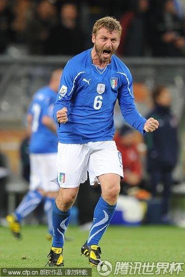 图文:意大利1-1巴拉圭 德罗西进球怒吼_世界杯
