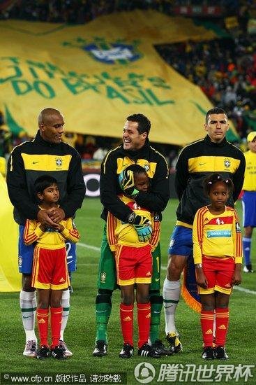 图文:巴西vs朝鲜 巴西入场球员轻松_2010南非世界杯