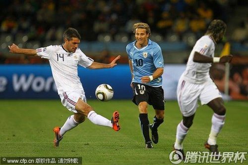 图文:法国VS乌拉圭 图拉朗严防弗兰_国际足球